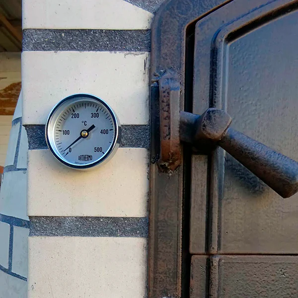 Thermometer am Holzbackofen Monviso zur Temperaturkontrolle